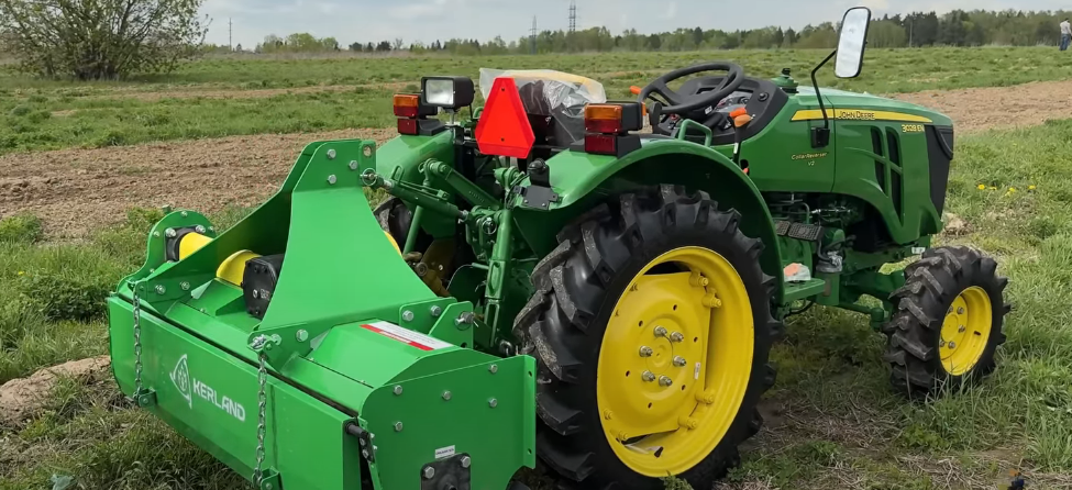 трактор John Deere 3028